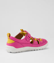 Load image into Gallery viewer, Bobux Alpha Barefoot Rocky Closed Sandal I Walk
